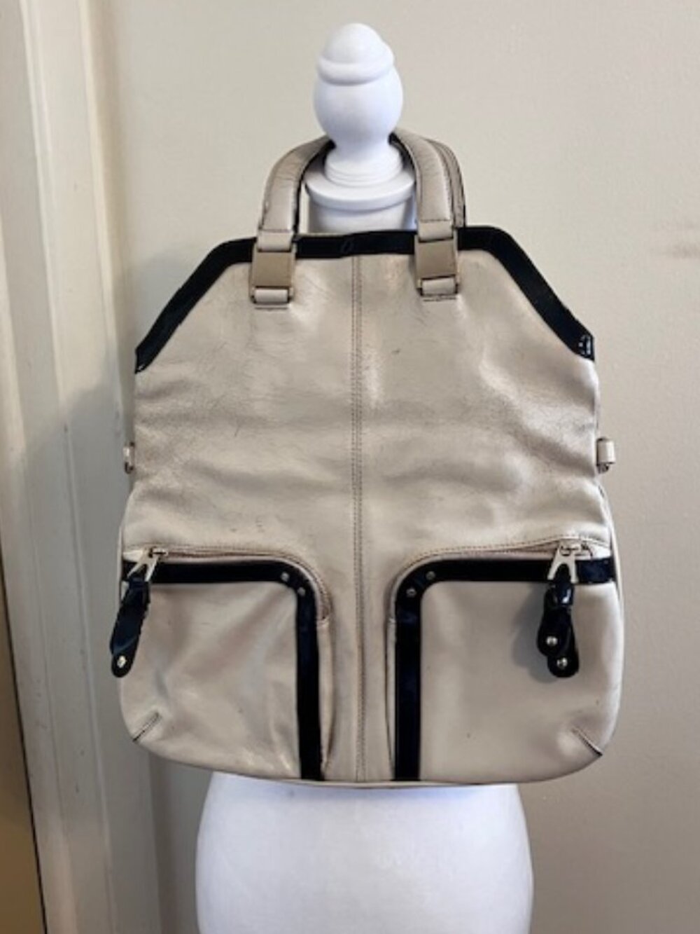 B. Makowsky White Leather Bag